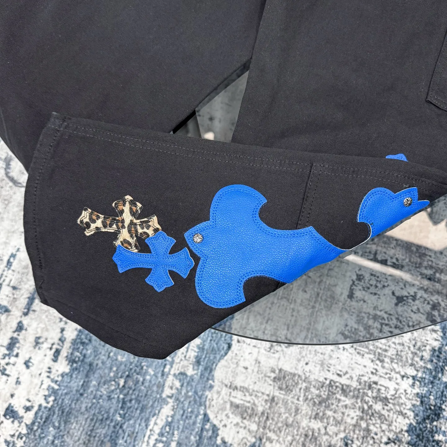 P280 𝐂𝐡𝐫𝐨𝐦𝐞 𝐇𝐞𝐚𝐫𝐭 Kroxin 25SS workwear logging Klein blue leather patchwork limited edition jeans. Kroxin’s pants are particularly outstanding in color design and stand out among similar products. It is made of beaded canvas fabric. After a complicated and delicate washing process, it feels very good when worn on the body and looks high-end and charming. The pants are three-dimensionally cut, with a crisp and stylish shape, smooth lines, and a high level of design. The hardware accessories on the pants are specially customized according to ZP standards. The beaded canvas fabric is originally thick, but after washing it becomes soft and breathable. The small leather label on the pants is specially designed, revealing unique creativity in a simple style. The production process is very exquisite, every stitching is neat and regular, and the details are handled particularly well, showing high quality. Moreover, these pants have a genderless design and can be easily worn by both boys and girls. They are perfectly in line with the current diverse and inclusive fashion trend and look good no matter how you wear them.  Size: S M L XL XXL (28.30.32.34.36) Color: Black